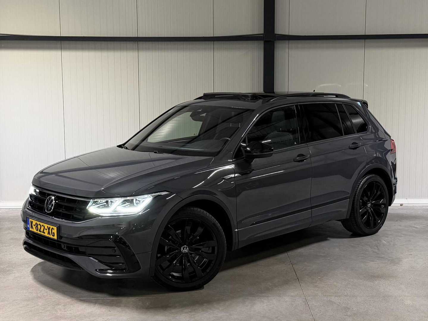Volkswagen Tiguan 1.5 TSI R-line Pano H&K LeerTrekhaak VOL!
