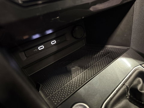 Volkswagen Tiguan 1.5 TSI R-line Pano H&K LeerTrekhaak VOL!