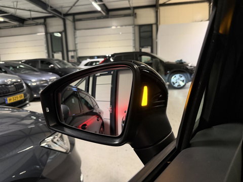 Volkswagen Tiguan 1.5 TSI R-line Pano H&K LeerTrekhaak VOL!