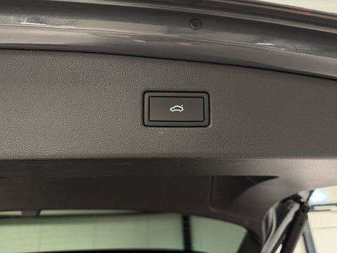 Volkswagen Tiguan 1.5 TSI R-line Pano H&K LeerTrekhaak VOL!