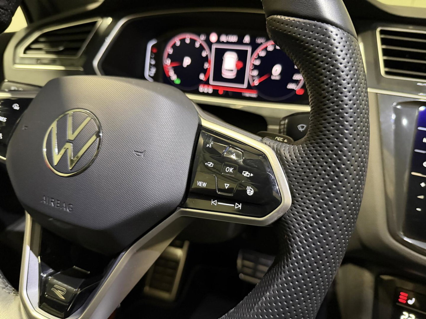 Volkswagen Tiguan 1.5 TSI R-line Pano H&K LeerTrekhaak VOL!