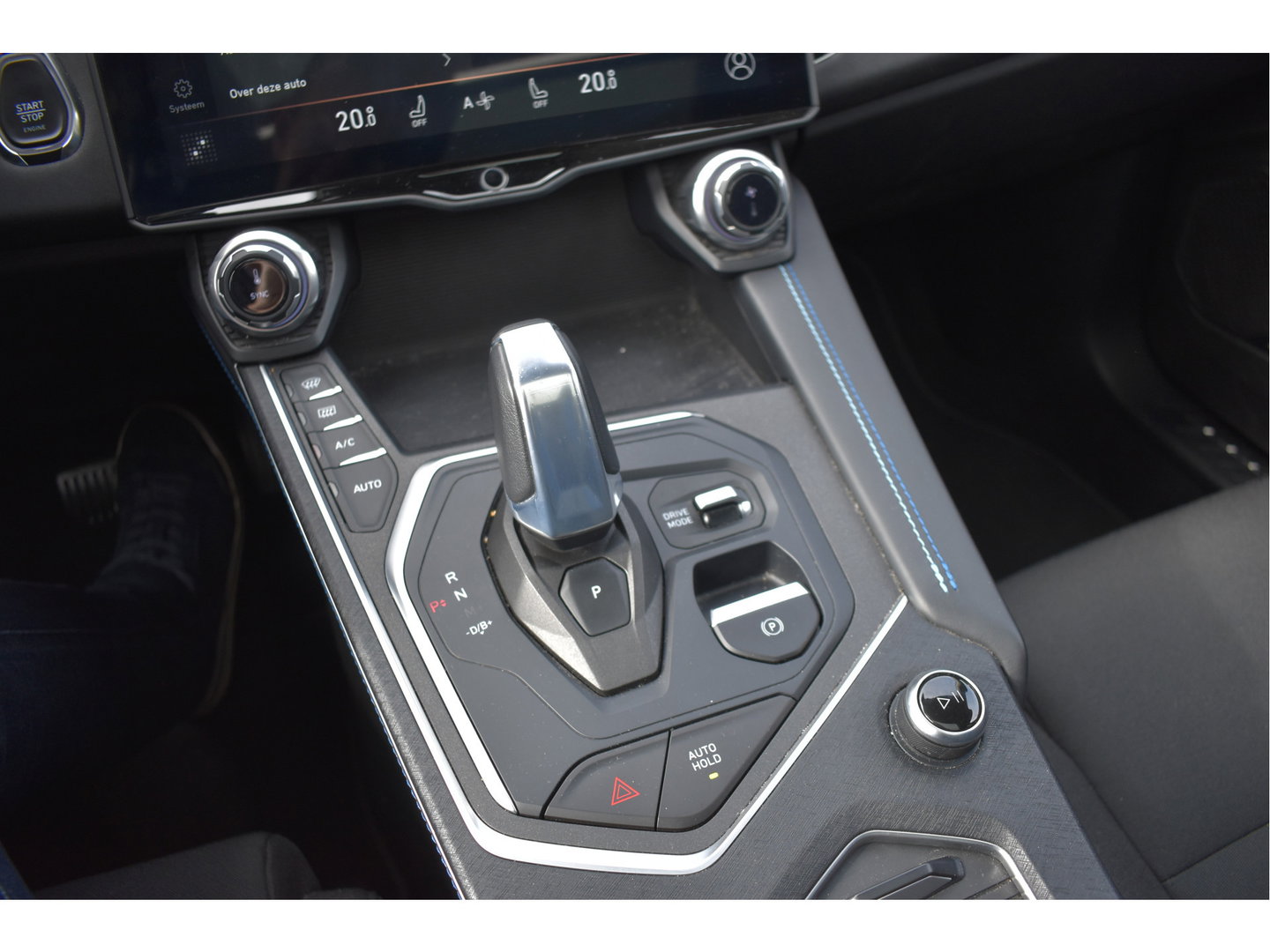 Lynk & Co 01 1.5 PLUG IN HYBRID 261 pk | NL-Auto | 360 gr.camera | Keyless | Pano.dak | Carplay | DAB | Sfeerverl. | LED/Xenon | NAP