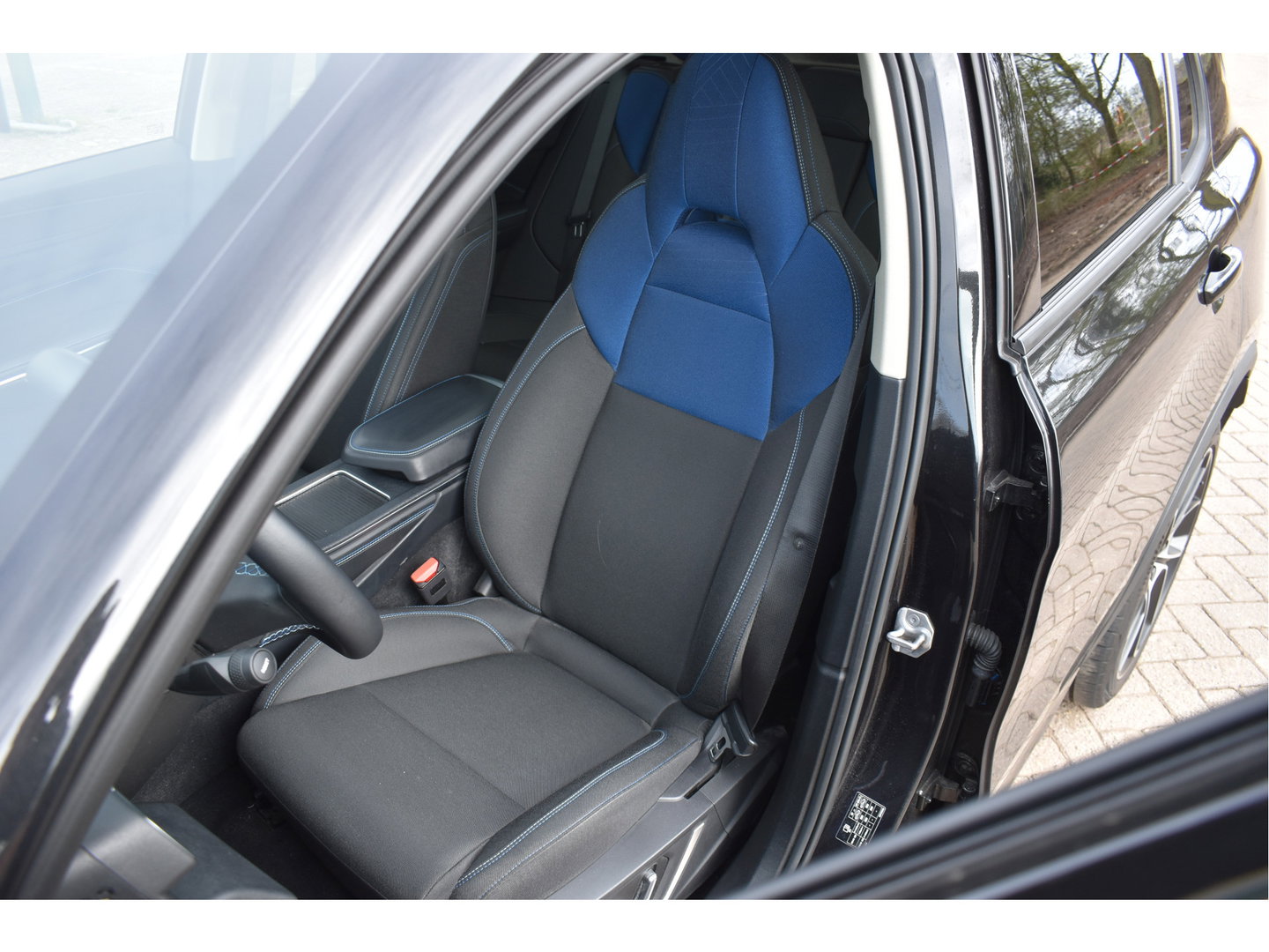 Lynk & Co 01 1.5 PLUG IN HYBRID 261 pk | NL-Auto | 360 gr.camera | Keyless | Pano.dak | Carplay | DAB | Sfeerverl. | LED/Xenon | NAP