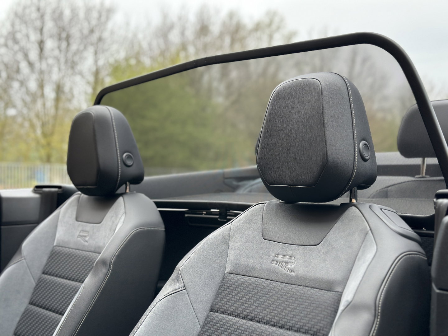 Volkswagen T-Roc Cabrio 1.5 TSI R-Line | Apple Carplay | Android Auto | Stuurverwarming | Stoelverwarming | Camera | Adaptieve Cruise Control | Lane Assist | Dodehoeksensor | DAB |