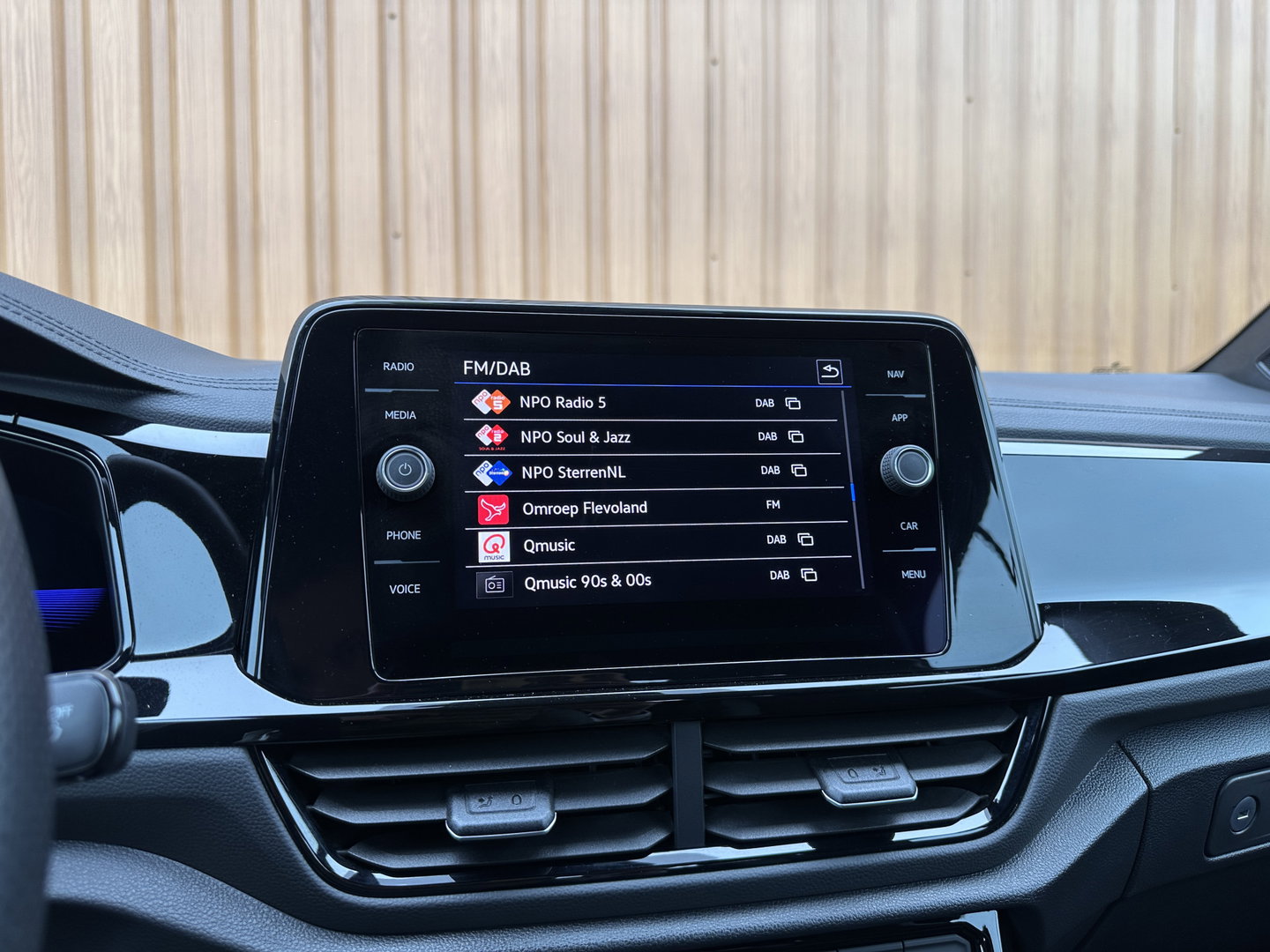 Volkswagen T-Roc Cabrio 1.5 TSI R-Line | Apple Carplay | Android Auto | Stuurverwarming | Stoelverwarming | Camera | Adaptieve Cruise Control | Lane Assist | Dodehoeksensor | DAB |
