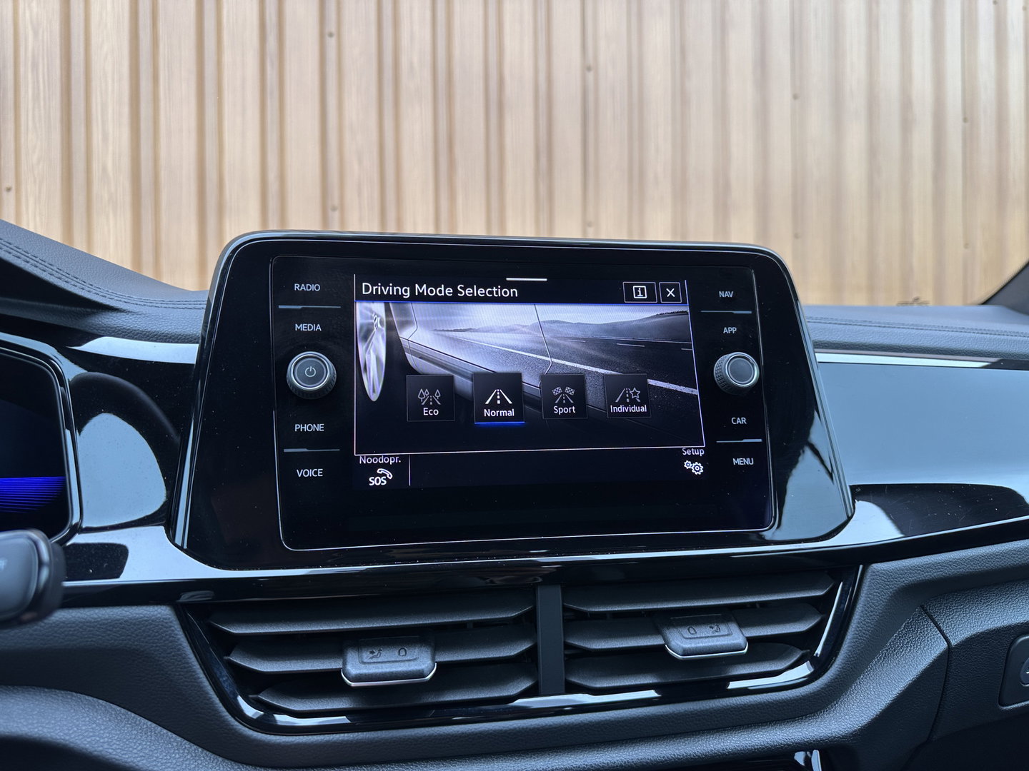 Volkswagen T-Roc Cabrio 1.5 TSI R-Line | Apple Carplay | Android Auto | Stuurverwarming | Stoelverwarming | Camera | Adaptieve Cruise Control | Lane Assist | Dodehoeksensor | DAB |