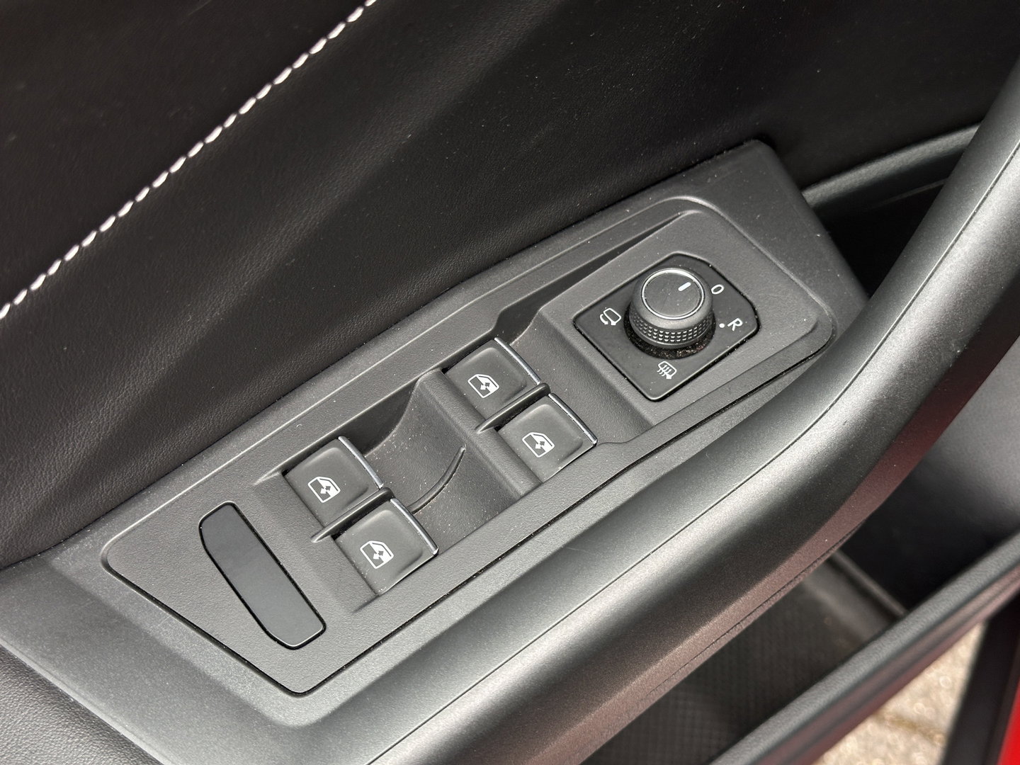 Volkswagen T-Roc Cabrio 1.5 TSI R-Line | Apple Carplay | Android Auto | Stuurverwarming | Stoelverwarming | Camera | Adaptieve Cruise Control | Lane Assist | Dodehoeksensor | DAB |