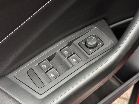 Volkswagen T-Roc Cabrio 1.5 TSI R-Line | Apple Carplay | Android Auto | Stuurverwarming | Stoelverwarming | Camera | Adaptieve Cruise Control | Lane Assist | Dodehoeksensor | DAB |