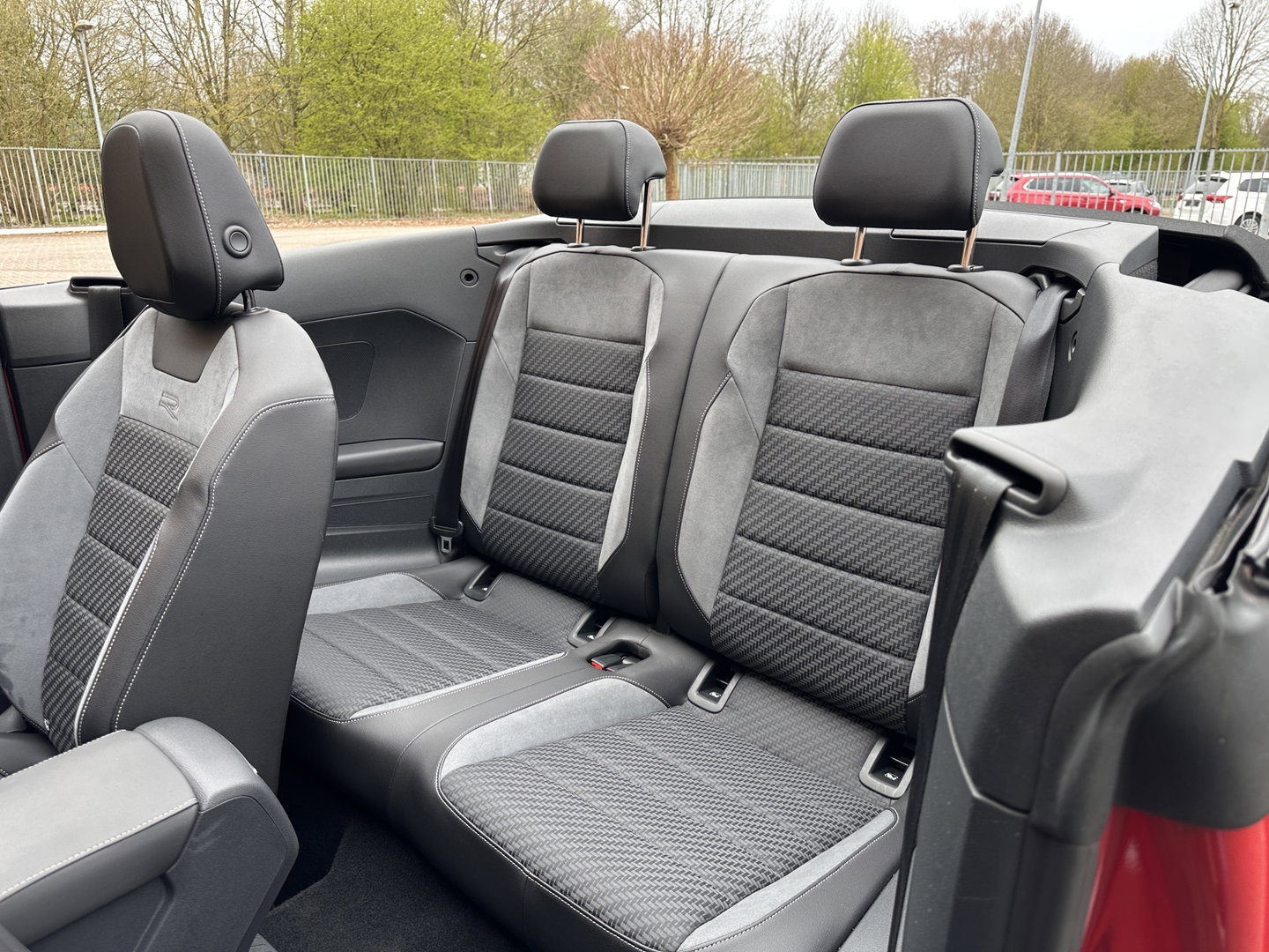 Volkswagen T-Roc Cabrio 1.5 TSI R-Line | Apple Carplay | Android Auto | Stuurverwarming | Stoelverwarming | Camera | Adaptieve Cruise Control | Lane Assist | Dodehoeksensor | DAB |