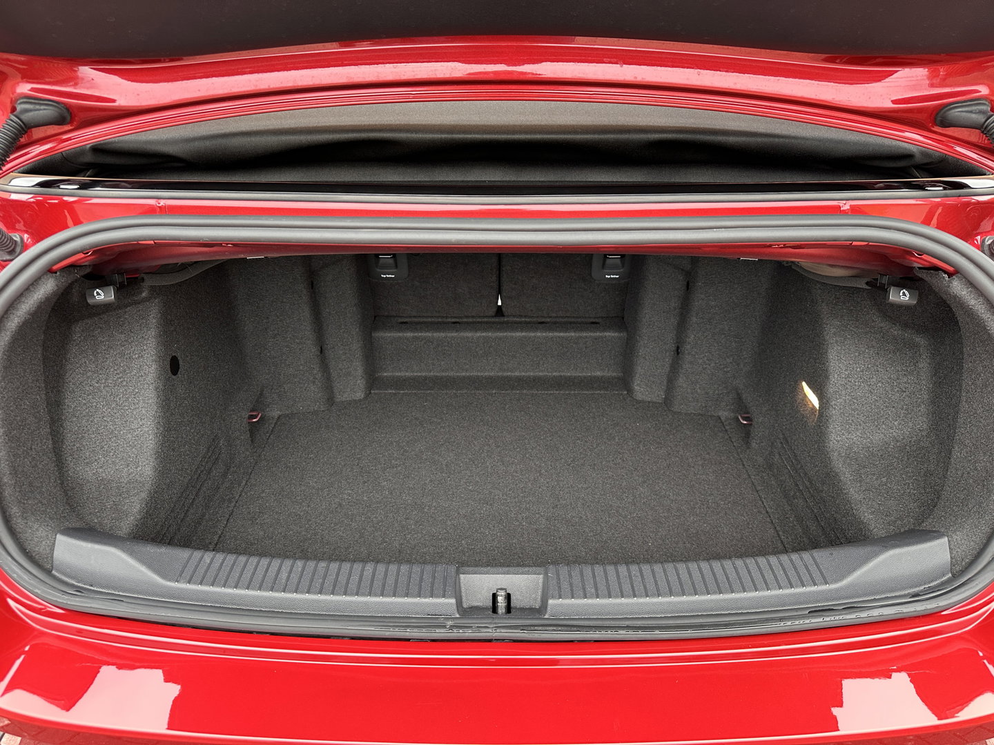 Volkswagen T-Roc Cabrio 1.5 TSI R-Line | Apple Carplay | Android Auto | Stuurverwarming | Stoelverwarming | Camera | Adaptieve Cruise Control | Lane Assist | Dodehoeksensor | DAB |