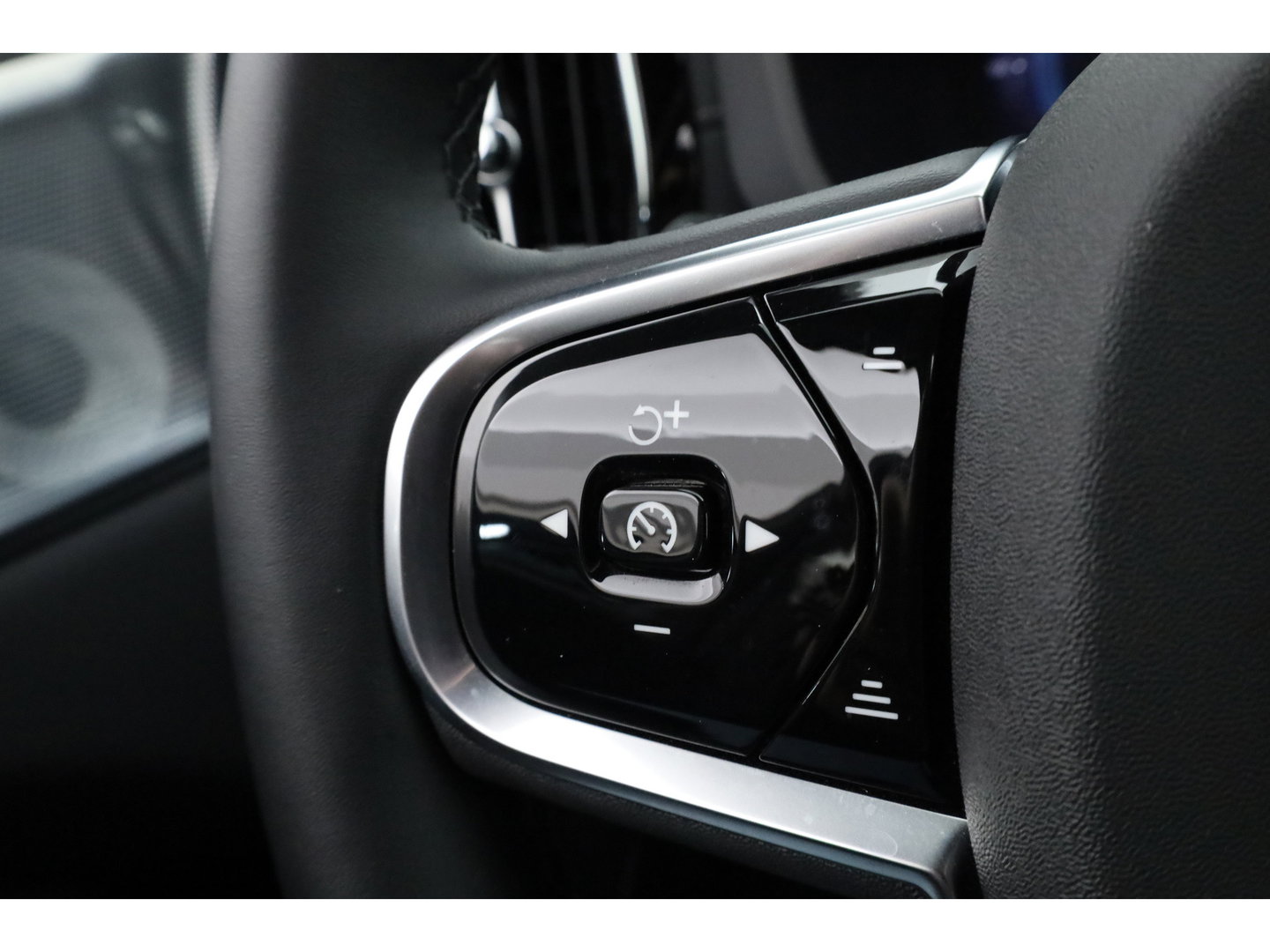 Volvo XC60 2.0 T6 Plug-in hybrid AWD Plus Black Edition | Pano | 360 cam | Head up | B&W audio | ACC | Blis | Stoel & Stuur verw. |