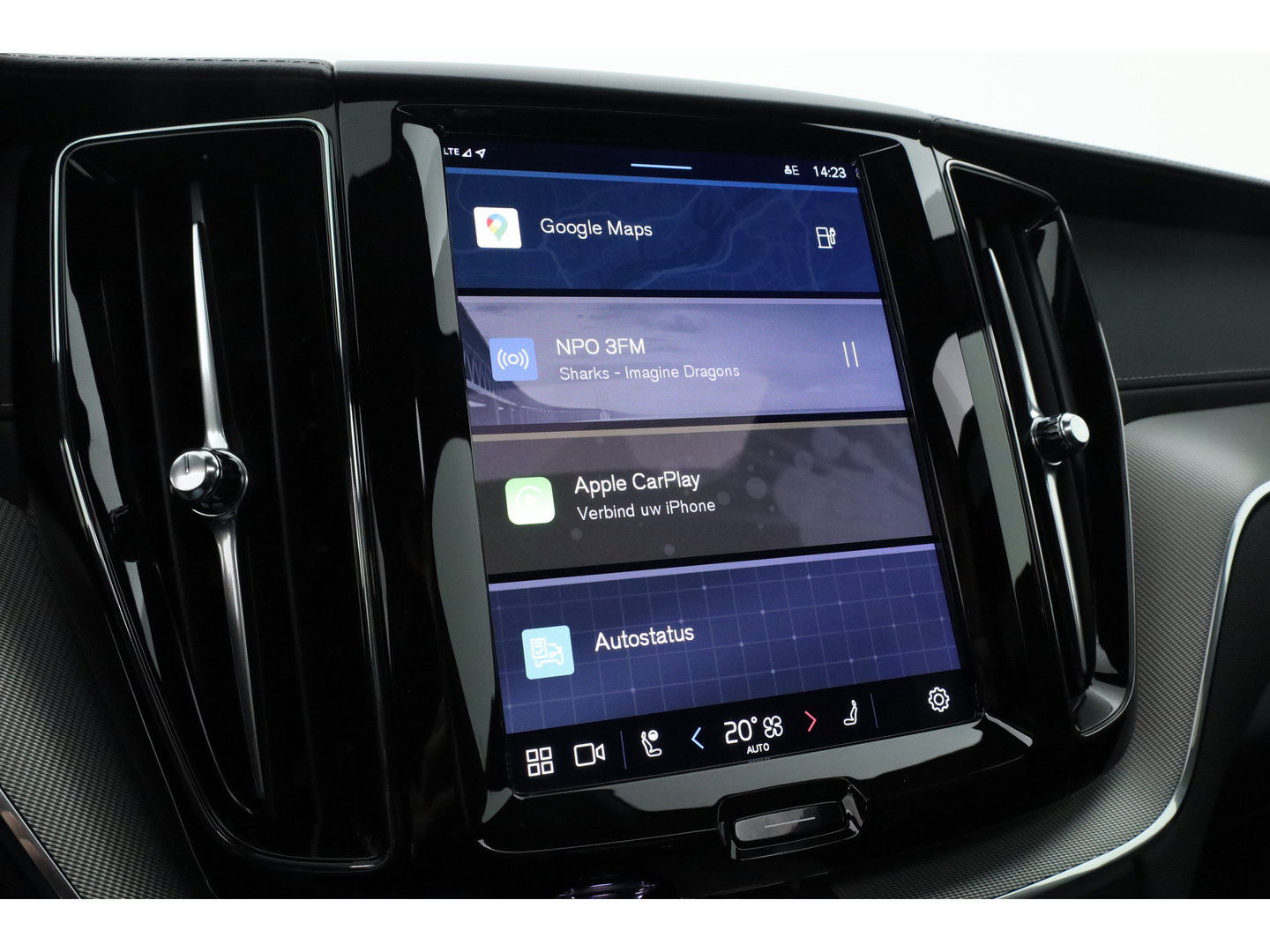 Volvo XC60 2.0 T6 Plug-in hybrid AWD Plus Black Edition | Pano | 360 cam | Head up | B&W audio | ACC | Blis | Stoel & Stuur verw. |