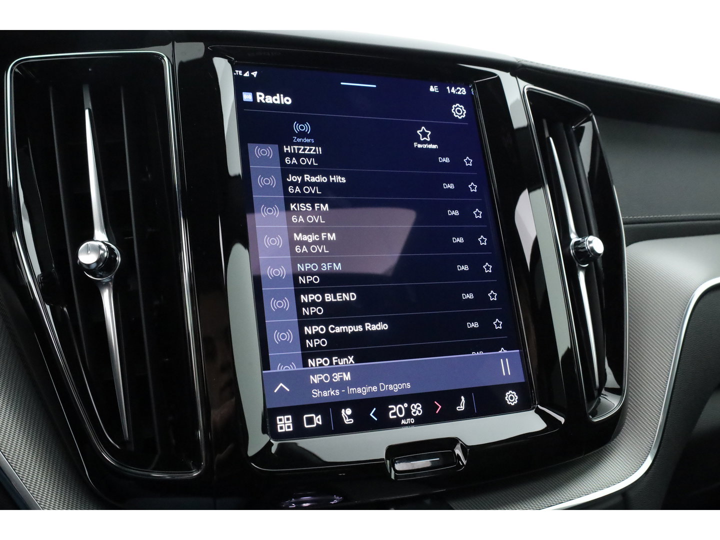 Volvo XC60 2.0 T6 Plug-in hybrid AWD Plus Black Edition | Pano | 360 cam | Head up | B&W audio | ACC | Blis | Stoel & Stuur verw. |