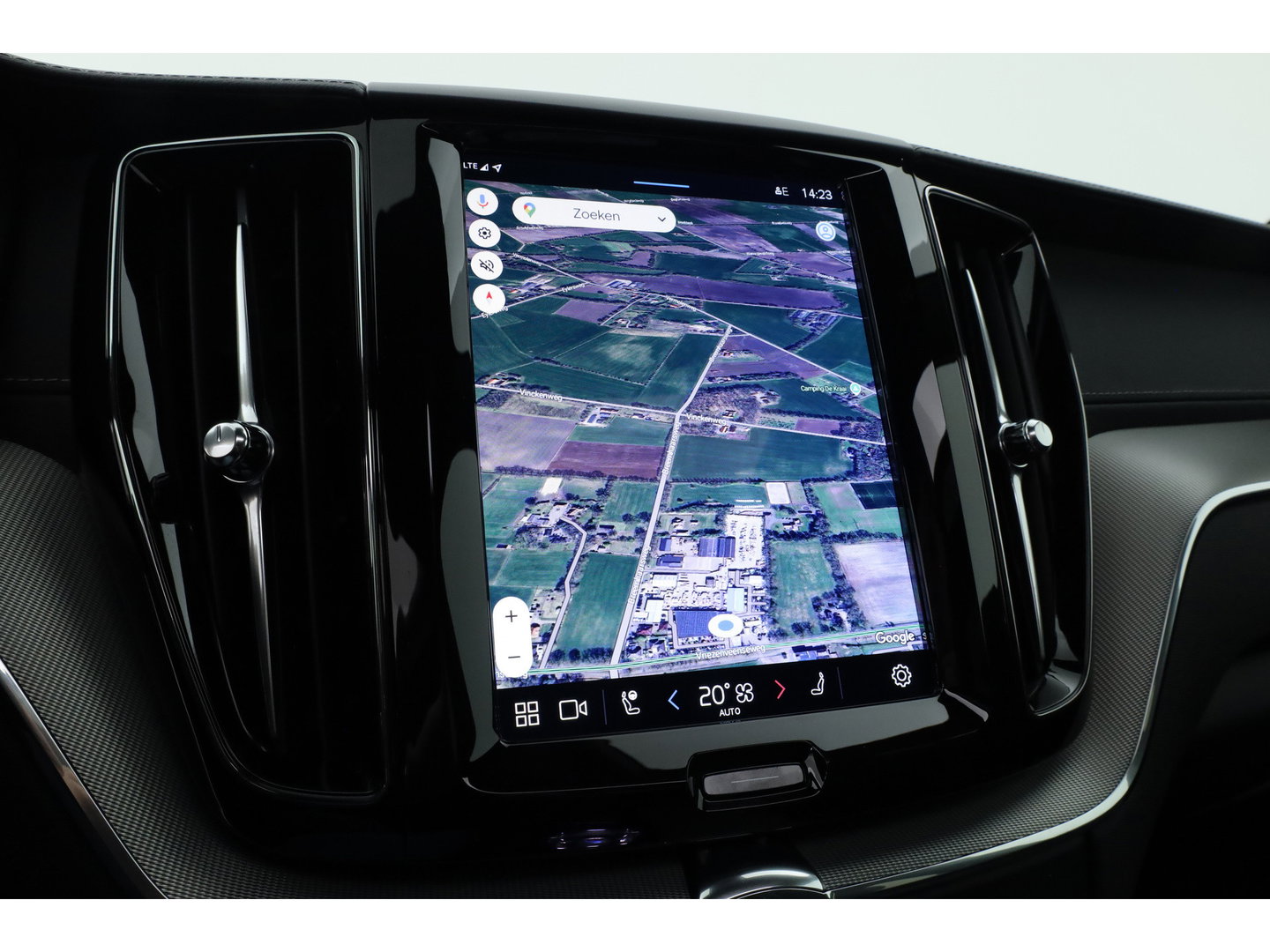 Volvo XC60 2.0 T6 Plug-in hybrid AWD Plus Black Edition | Pano | 360 cam | Head up | B&W audio | ACC | Blis | Stoel & Stuur verw. |