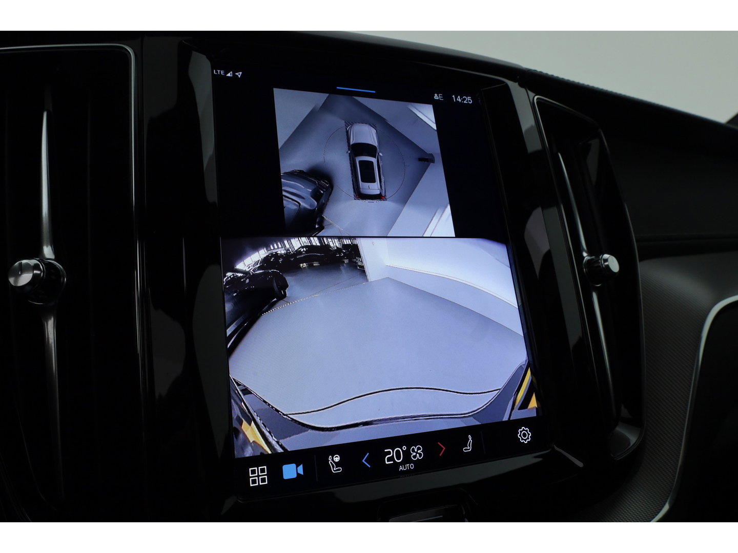 Volvo XC60 2.0 T6 Plug-in hybrid AWD Plus Black Edition | Pano | 360 cam | Head up | B&W audio | ACC | Blis | Stoel & Stuur verw. |