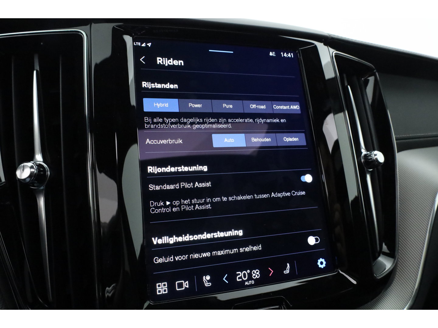 Volvo XC60 2.0 T6 Plug-in hybrid AWD Plus Black Edition | Pano | 360 cam | Head up | B&W audio | ACC | Blis | Stoel & Stuur verw. |