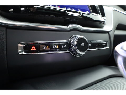 Volvo XC60 2.0 T6 Plug-in hybrid AWD Plus Black Edition | Pano | 360 cam | Head up | B&W audio | ACC | Blis | Stoel & Stuur verw. |