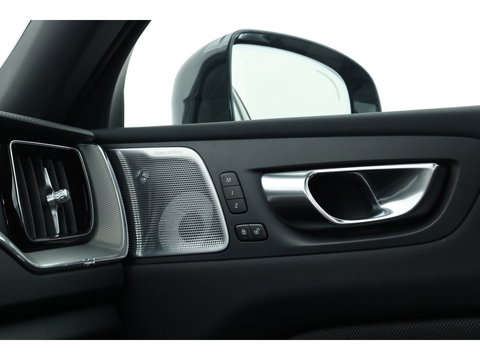 Volvo XC60 2.0 T6 Plug-in hybrid AWD Plus Black Edition | Pano | 360 cam | Head up | B&W audio | ACC | Blis | Stoel & Stuur verw. |