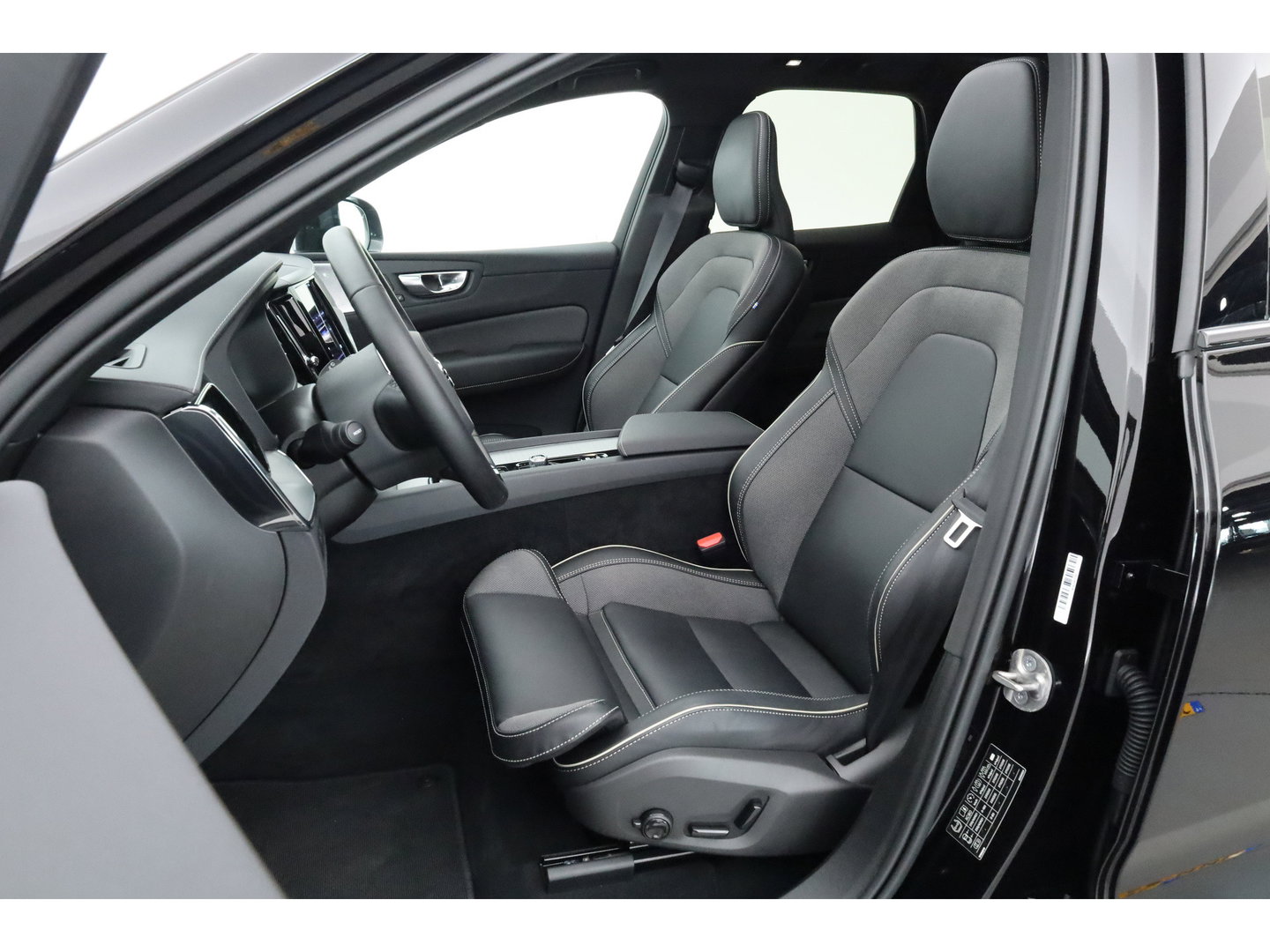 Volvo XC60 2.0 T6 Plug-in hybrid AWD Plus Black Edition | Pano | 360 cam | Head up | B&W audio | ACC | Blis | Stoel & Stuur verw. |