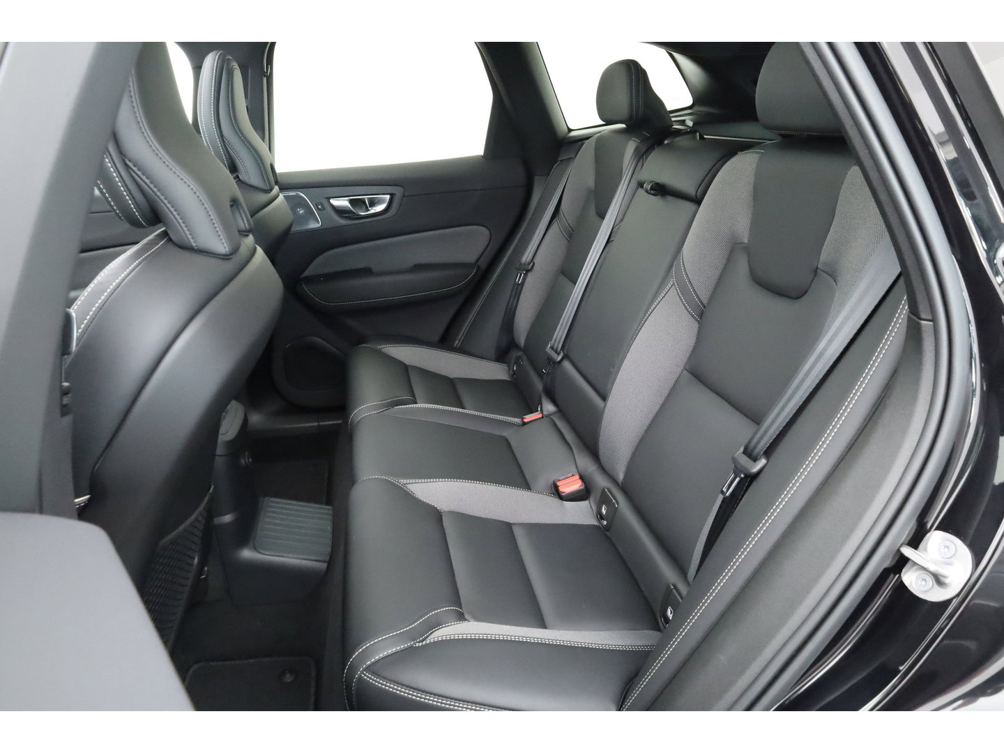 Volvo XC60 2.0 T6 Plug-in hybrid AWD Plus Black Edition | Pano | 360 cam | Head up | B&W audio | ACC | Blis | Stoel & Stuur verw. |