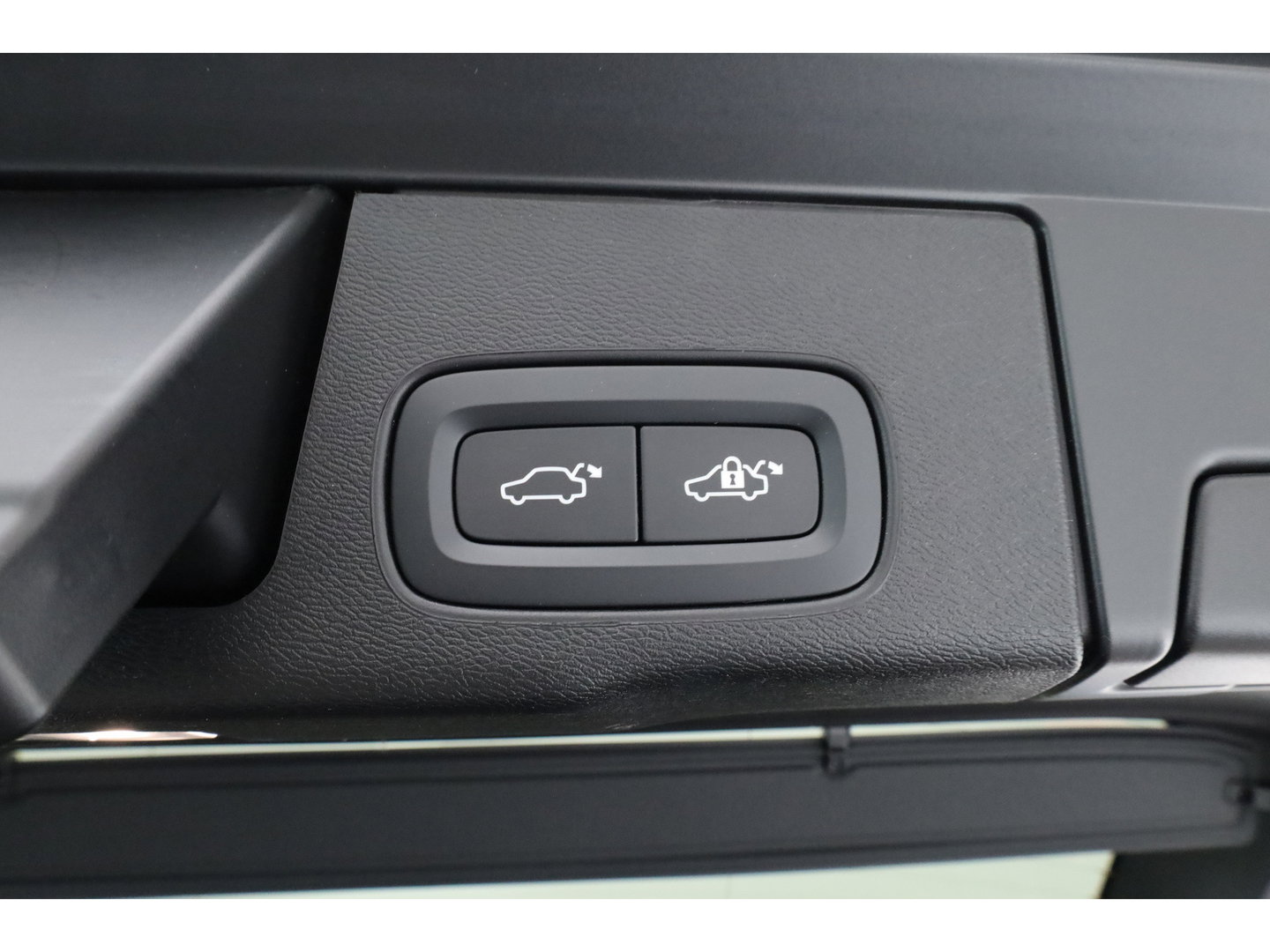 Volvo XC60 2.0 T6 Plug-in hybrid AWD Plus Black Edition | Pano | 360 cam | Head up | B&W audio | ACC | Blis | Stoel & Stuur verw. |