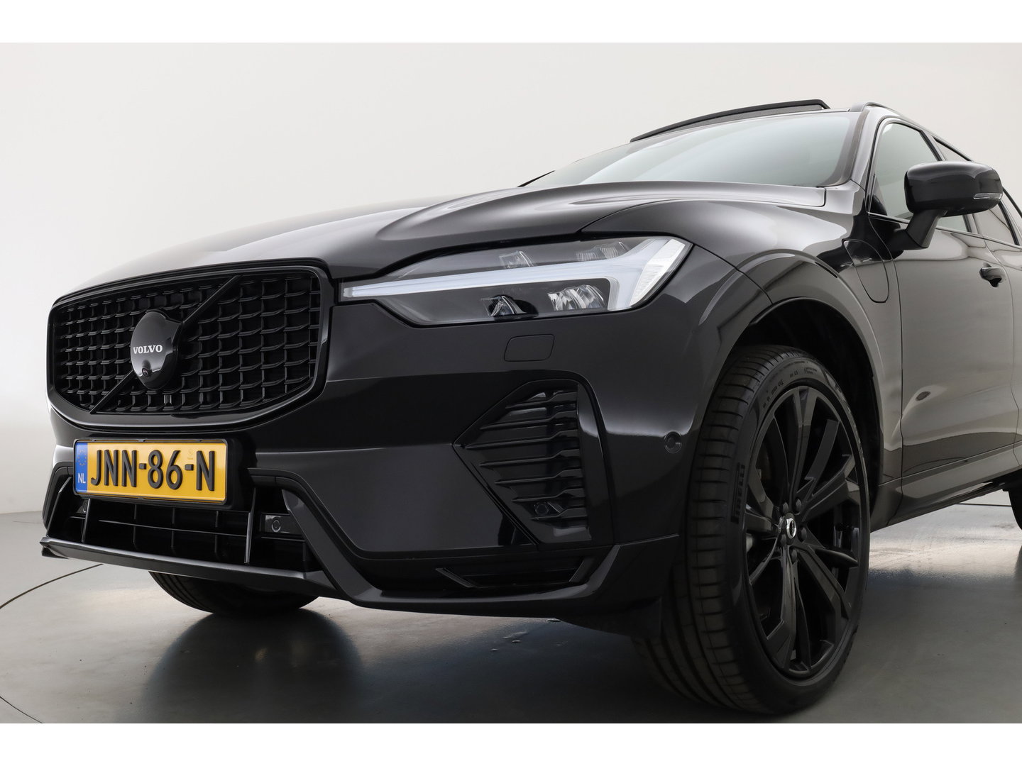 Volvo XC60 2.0 T6 Plug-in hybrid AWD Plus Black Edition | Pano | 360 cam | Head up | B&W audio | ACC | Blis | Stoel & Stuur verw. |