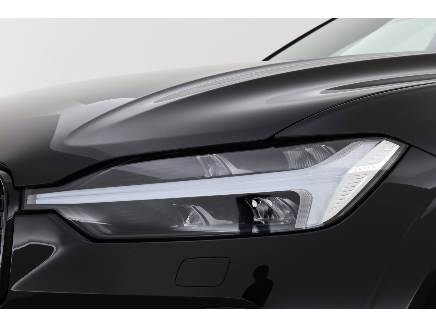 Volvo XC60 2.0 T6 Plug-in hybrid AWD Plus Black Edition | Pano | 360 cam | Head up | B&W audio | ACC | Blis | Stoel & Stuur verw. |