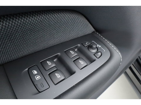 Volvo XC60 2.0 T6 Plug-in hybrid AWD Plus Black Edition | Pano | 360 cam | Head up | B&W audio | ACC | Blis | Stoel & Stuur verw. |
