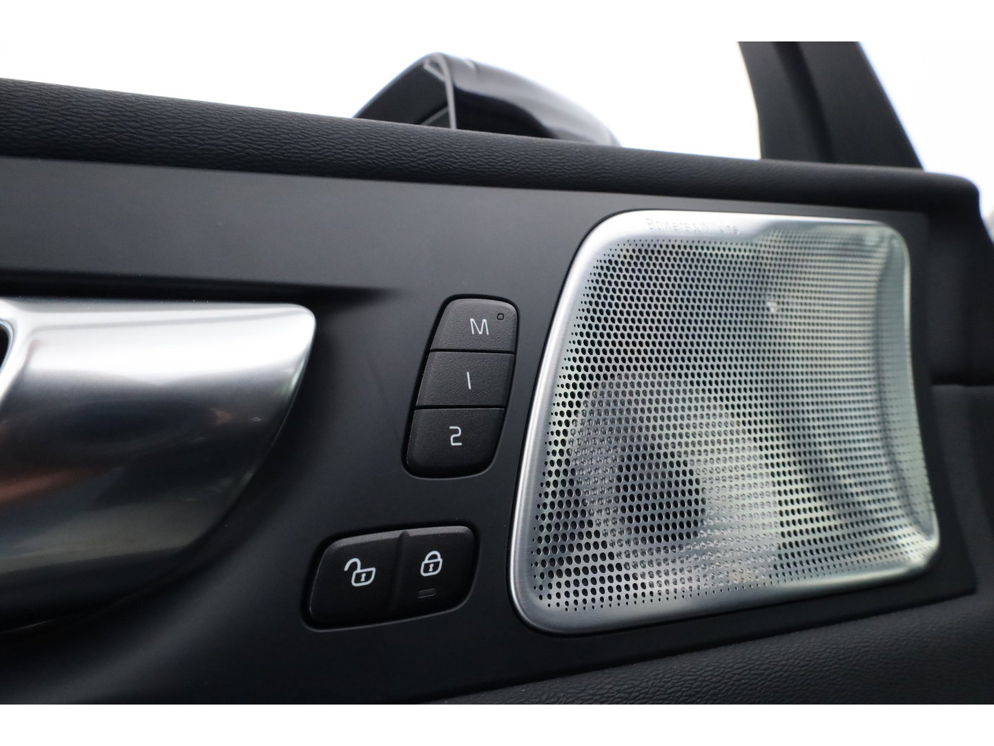 Volvo XC60 2.0 T6 Plug-in hybrid AWD Plus Black Edition | Pano | 360 cam | Head up | B&W audio | ACC | Blis | Stoel & Stuur verw. |