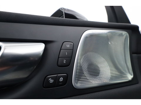 Volvo XC60 2.0 T6 Plug-in hybrid AWD Plus Black Edition | Pano | 360 cam | Head up | B&W audio | ACC | Blis | Stoel & Stuur verw. |