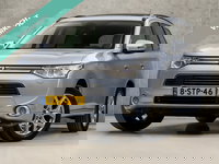 Mitsubishi Outlander - 2.0 PHEV Deluxe 203Pk Automaat (SCHUIFDAK, NAVIGATIE, CAMERA, LEDER, STOELVERWARMING, ADAPTIVE CRUISE, GETINT GLAS, STANDKACHEL, KEYLESS, LANE ASSIST, NIEUWSTAAT)