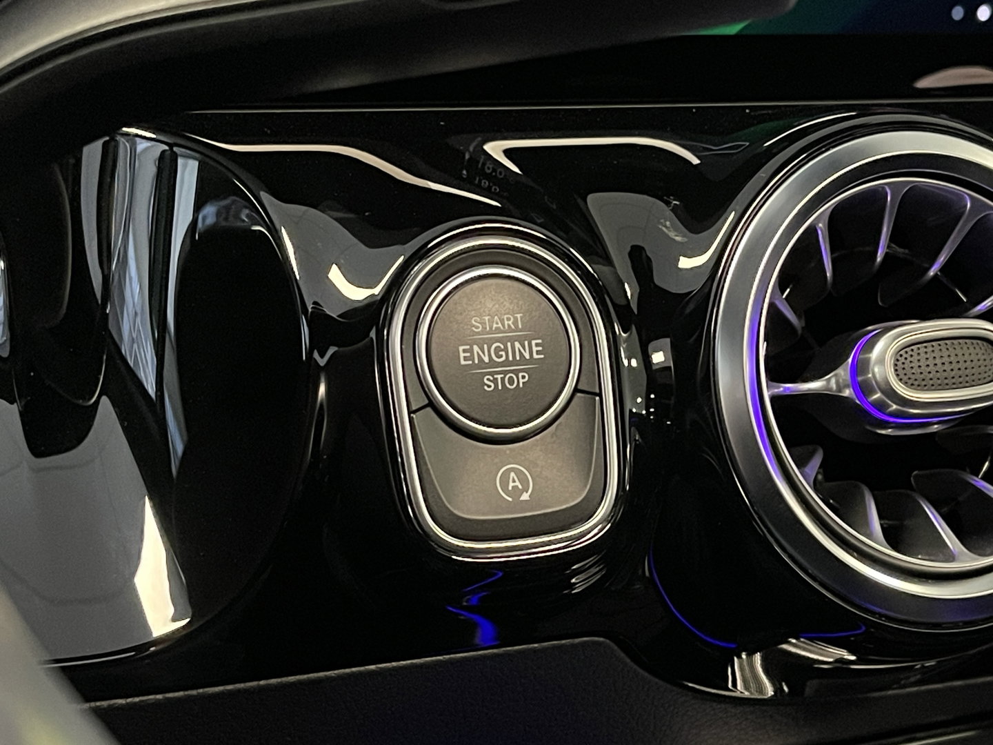 Mercedes-Benz GLA 250 4MATIC AMG Line | Apple Carplay | Sfeerverlichting | Keyless Start | Panoramadak | Stoelverwarming | Navigatie |