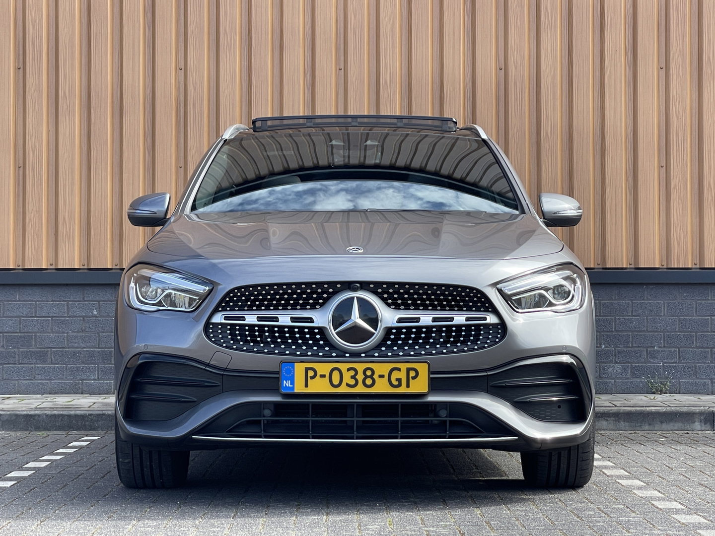 Mercedes-Benz GLA 250 4MATIC AMG Line | Apple Carplay | Sfeerverlichting | Keyless Start | Panoramadak | Stoelverwarming | Navigatie |
