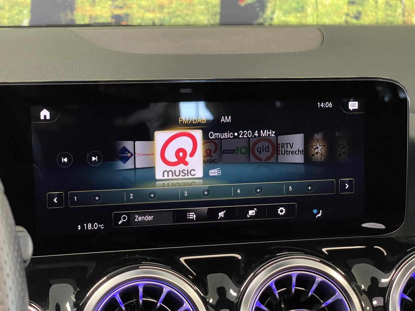 Mercedes-Benz GLA 250 4MATIC AMG Line | Apple Carplay | Sfeerverlichting | Keyless Start | Panoramadak | Stoelverwarming | Navigatie |