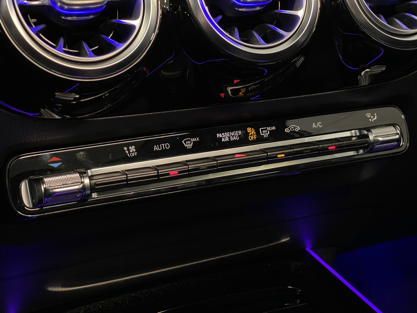 Mercedes-Benz GLA 250 4MATIC AMG Line | Apple Carplay | Sfeerverlichting | Keyless Start | Panoramadak | Stoelverwarming | Navigatie |