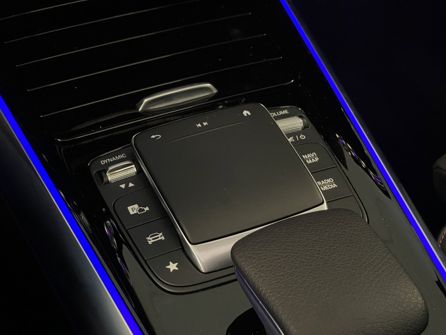 Mercedes-Benz GLA 250 4MATIC AMG Line | Apple Carplay | Sfeerverlichting | Keyless Start | Panoramadak | Stoelverwarming | Navigatie |