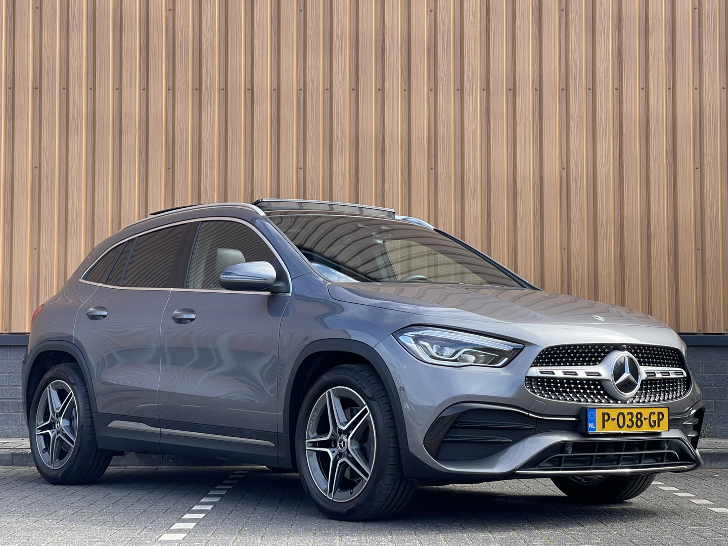 Mercedes-Benz GLA 250 4MATIC AMG Line | Apple Carplay | Sfeerverlichting | Keyless Start | Panoramadak | Stoelverwarming | Navigatie |