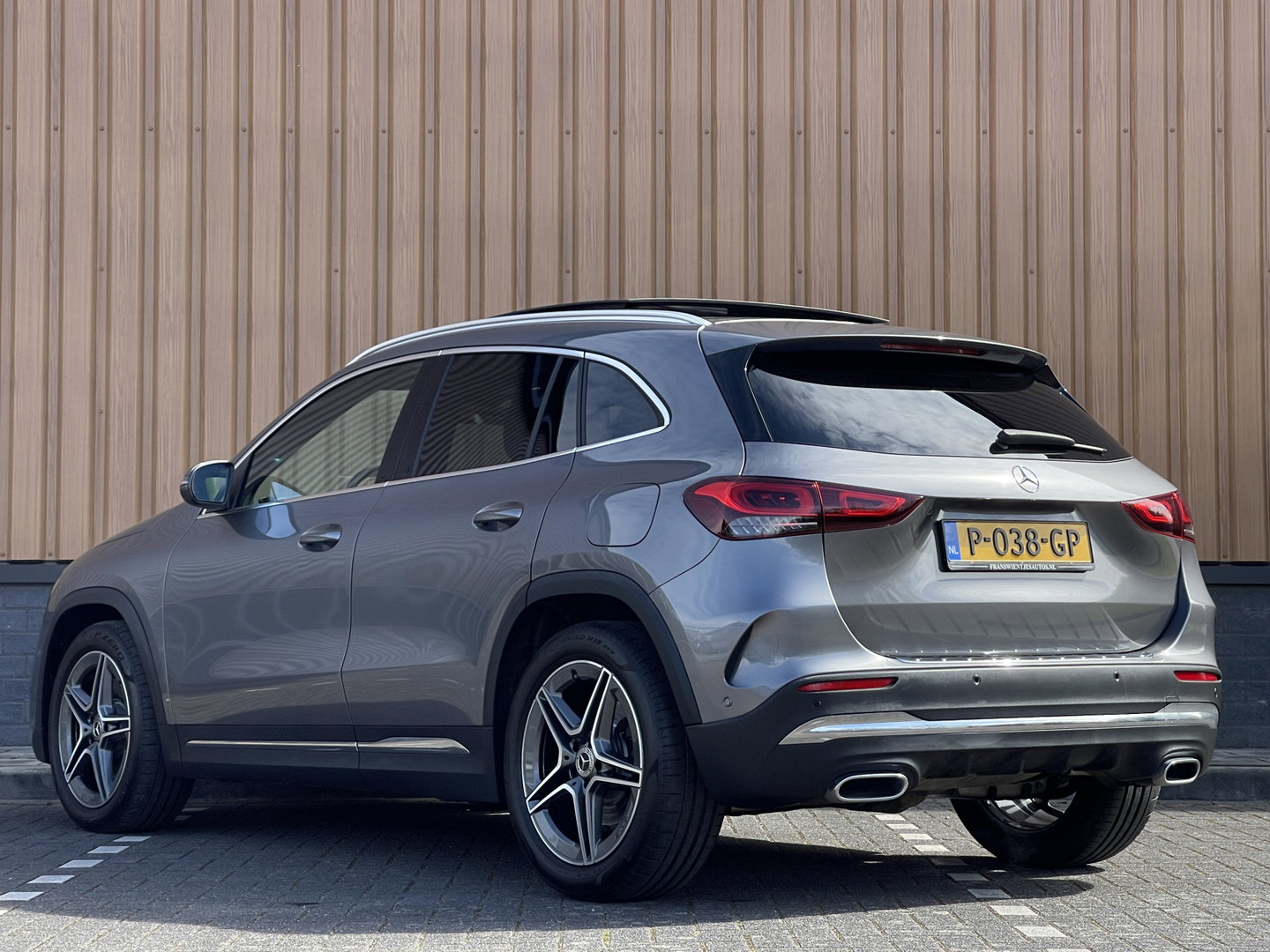 Mercedes-Benz GLA 250 4MATIC AMG Line | Apple Carplay | Sfeerverlichting | Keyless Start | Panoramadak | Stoelverwarming | Navigatie |