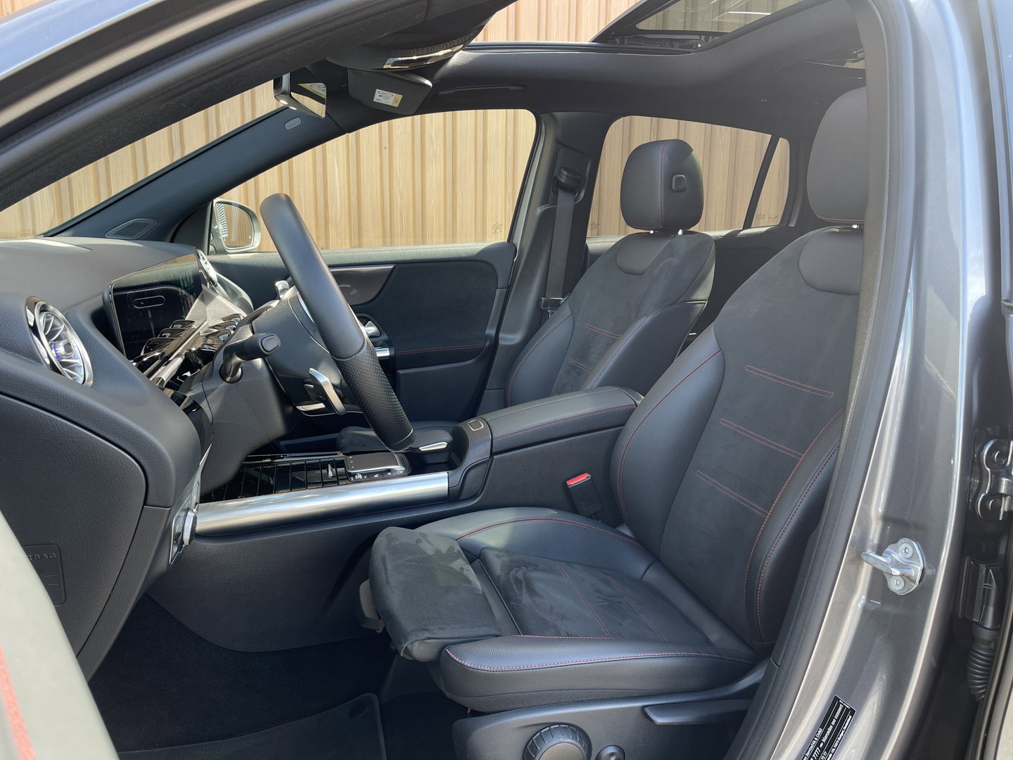 Mercedes-Benz GLA 250 4MATIC AMG Line | Apple Carplay | Sfeerverlichting | Keyless Start | Panoramadak | Stoelverwarming | Navigatie |