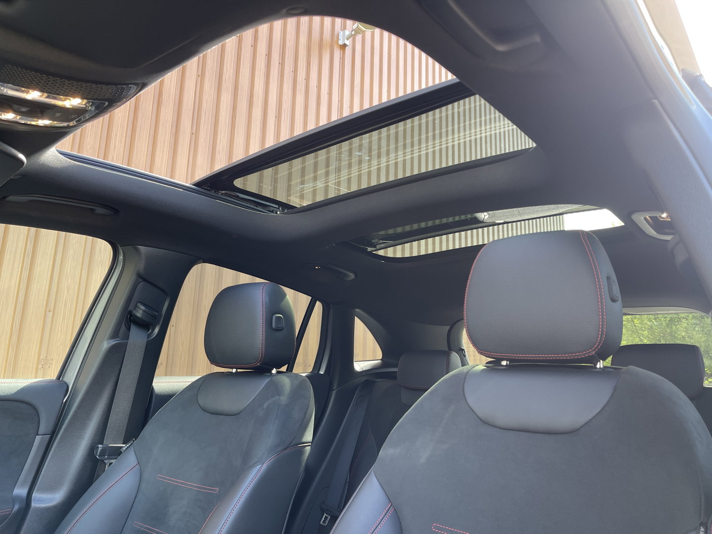 Mercedes-Benz GLA 250 4MATIC AMG Line | Apple Carplay | Sfeerverlichting | Keyless Start | Panoramadak | Stoelverwarming | Navigatie |