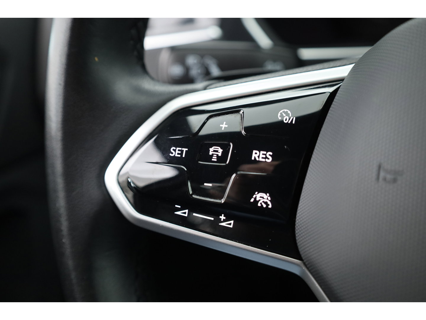 Volkswagen Tiguan 1.4 TSI eHybrid R-Line | Pano | Elek. Trekhaak | Stoel- Stuurverw. | Adapt. Cruise | Camera | Keyless | IQ. Light