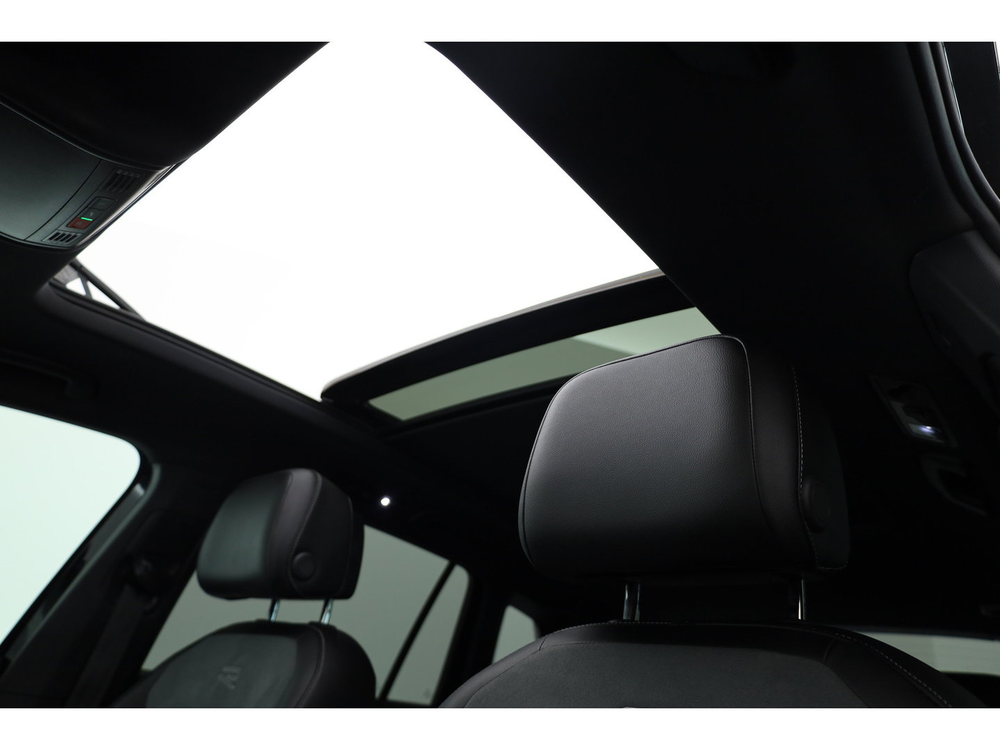 Volkswagen Tiguan 1.4 TSI eHybrid R-Line | Pano | Elek. Trekhaak | Stoel- Stuurverw. | Adapt. Cruise | Camera | Keyless | IQ. Light