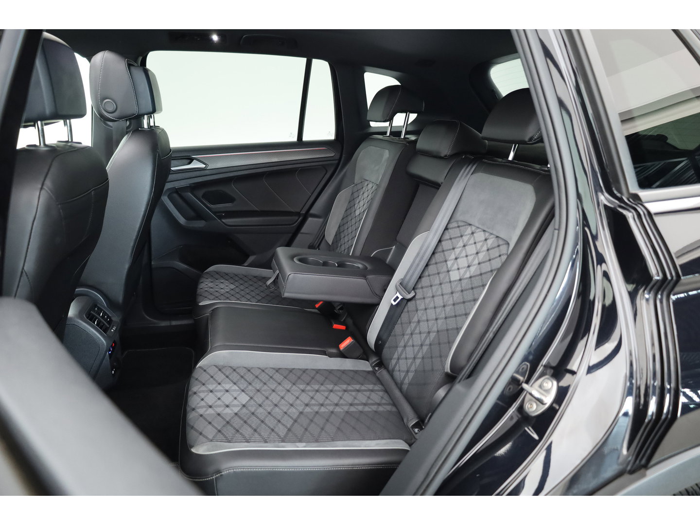 Volkswagen Tiguan 1.4 TSI eHybrid R-Line | Pano | Elek. Trekhaak | Stoel- Stuurverw. | Adapt. Cruise | Camera | Keyless | IQ. Light