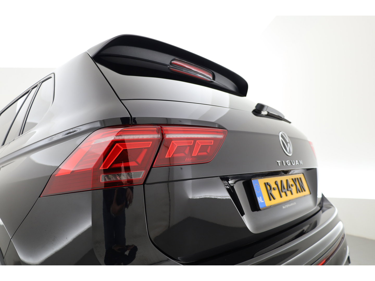 Volkswagen Tiguan 1.4 TSI eHybrid R-Line | Pano | Elek. Trekhaak | Stoel- Stuurverw. | Adapt. Cruise | Camera | Keyless | IQ. Light