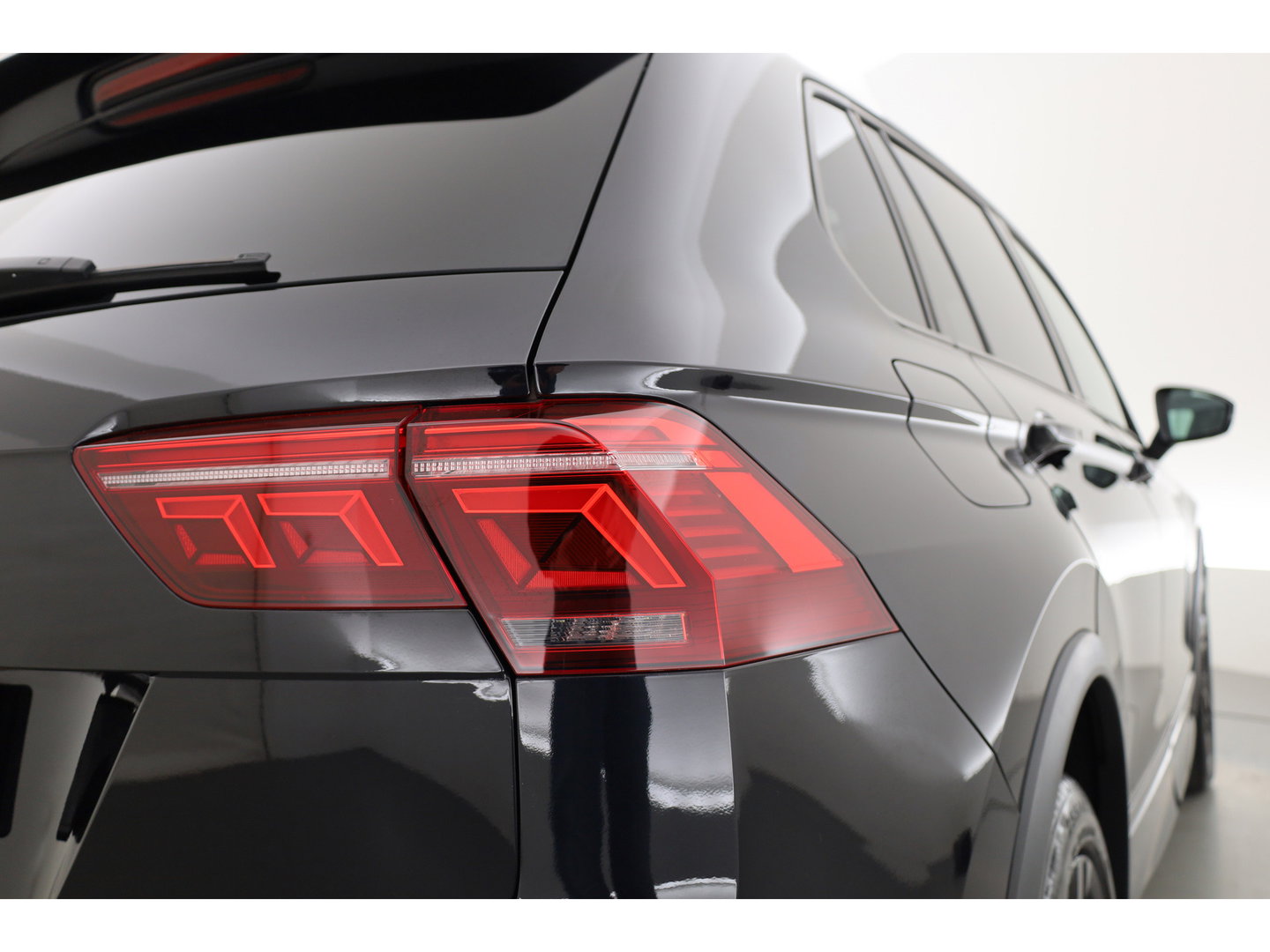 Volkswagen Tiguan 1.4 TSI eHybrid R-Line | Pano | Elek. Trekhaak | Stoel- Stuurverw. | Adapt. Cruise | Camera | Keyless | IQ. Light