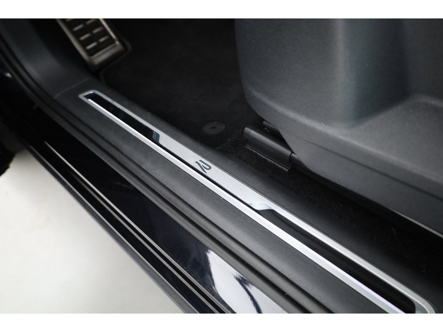 Volkswagen Tiguan 1.4 TSI eHybrid R-Line | Pano | Elek. Trekhaak | Stoel- Stuurverw. | Adapt. Cruise | Camera | Keyless | IQ. Light