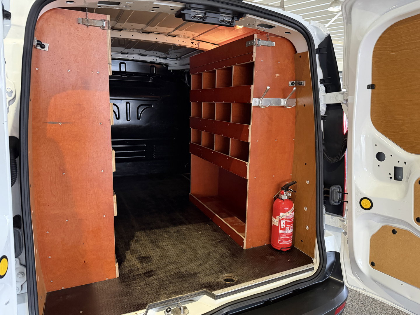 Ford Transit Connect 1.5 EcoBlue 100pk L2 Trend HP / vaste prijs rijklaar € 12.950 ex btw / lease vanaf € 218 / euro 6 / bpm vrij / airco / cruise / trekhaak / ingerichte laadruimte