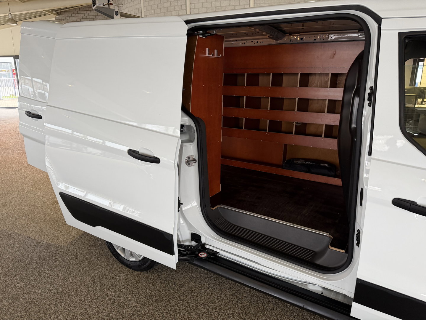 Ford Transit Connect 1.5 EcoBlue 100pk L2 Trend HP / vaste prijs rijklaar € 12.950 ex btw / lease vanaf € 218 / euro 6 / bpm vrij / airco / cruise / trekhaak / ingerichte laadruimte