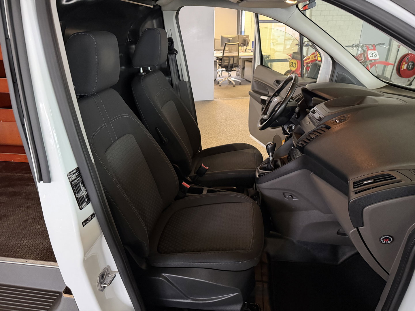 Ford Transit Connect 1.5 EcoBlue 100pk L2 Trend HP / vaste prijs rijklaar € 12.950 ex btw / lease vanaf € 218 / euro 6 / bpm vrij / airco / cruise / trekhaak / ingerichte laadruimte