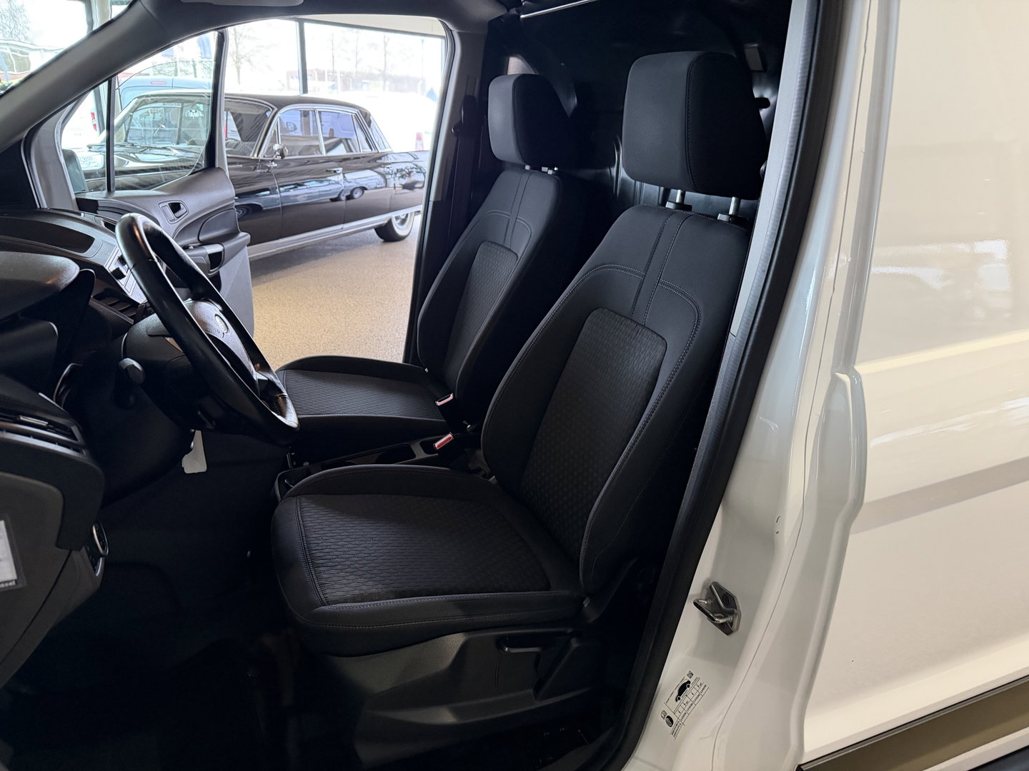 Ford Transit Connect 1.5 EcoBlue 100pk L2 Trend HP / vaste prijs rijklaar € 12.950 ex btw / lease vanaf € 218 / euro 6 / bpm vrij / airco / cruise / trekhaak / ingerichte laadruimte